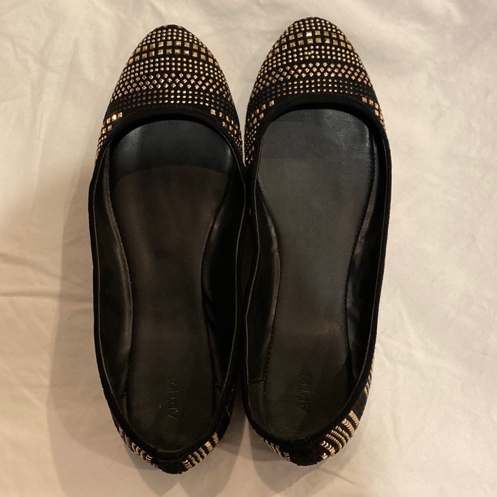 Womens size 8 jeweled ballet flats.